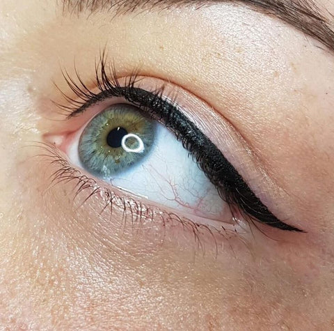 Eyelid make up touch up